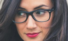 Machiajul ideal pentru femeile cu ochelari