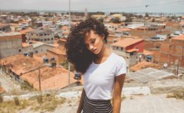 Sfaturi utile pentru a purta corect tricoul alb